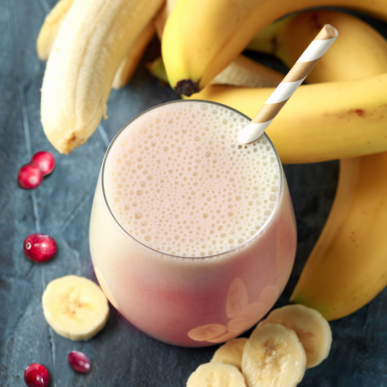 BANANA AND CRANBERRY SMOOTHIE WITH OAT FLAKES AND FLAX SEEDS